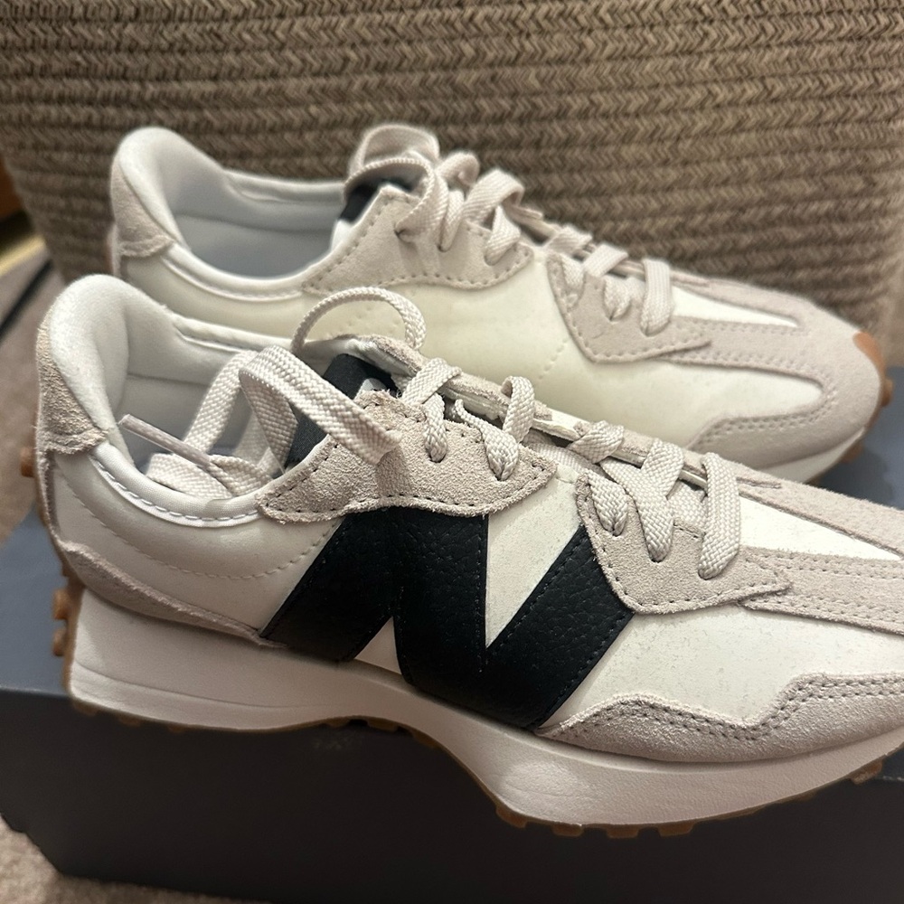327 - New Balance in Cream - Picture 4 of 6